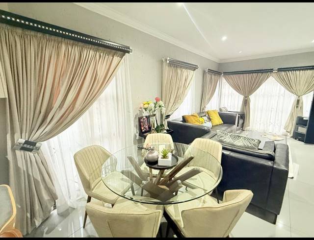 4 BEDROOM TOWNHOUSE FOR SALE IN VANDERBIJLPARK SE 3